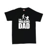 Zdůrazněte svou úlohu v rodině a svůj smysl pro humor s naším pánským tričkem v černé barvě, které nese vtipný nápis 'The Walking Dad'. Toto tričko je zábavným spojením mezi kultovním seriálem 'The Walking Dead' a vaším postavením jako 'tatínek'. Vtipný barevný potisk nápisu dodává tričku jedinečný vzhled a ukazuje, že i tatínek může být hrdinou vlastního příběhu. Dostupné v různých barvách, můžete si vybrat tu, která vám nejlépe sedí. Vyrobeno z kvalitní bavlny, tričko je pohodlné na nošení po celý den a vtipným způsobem vám připomene, že jste ten nejlepší 'The Walking Dad'.
