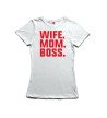 Tři tituly, jedna žena. Wife, Mom, Boss není jen tričko — je to přesný popis každé ženy, která to všechno zvládá zároveň a ještě u toho vypadá skvěle. Skvělý dárek pro manželku, maminku nebo kolegyni, která si tento titul plně zaslouží. Vtipné dámské tričko s potiskem, ideální k narozeninám, MDŽ nebo Dni matek.
