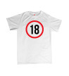 Osmnáct — maximální povolená rychlost pro vstup do dospělosti. Tričko ve stylu dopravní značky je vtipný a originální dárek k osmnáctinám, který oslavenec ocení víc než ponožky. Pánské narozeninové tričko s potiskem pro každého, kdo právě dosáhl věku, kdy je všechno konečně povoleno.